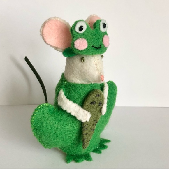 Spring Peeper Green Frog dressed Felt mouse holding a baby  tadpole pollywog - Picture 3 of 13